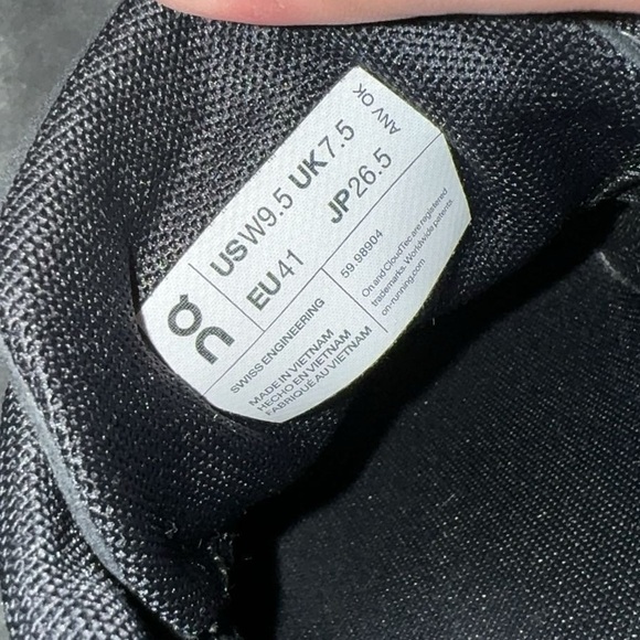 Women’s On Cloud’s - Picture 3 of 4